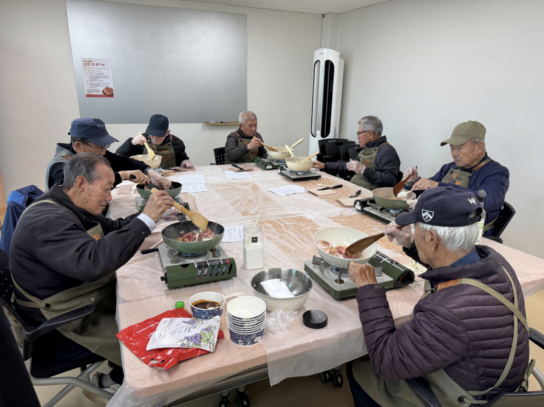 충남 아산시 여성커뮤니티센터, 찾아가는 ‘쿡(cook)할배 요리교실’ 성료